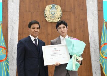 Мыңнан аса грант: Астанада мектеп түлектері ЖОО-да тегін оқу бойынша сертификат алды