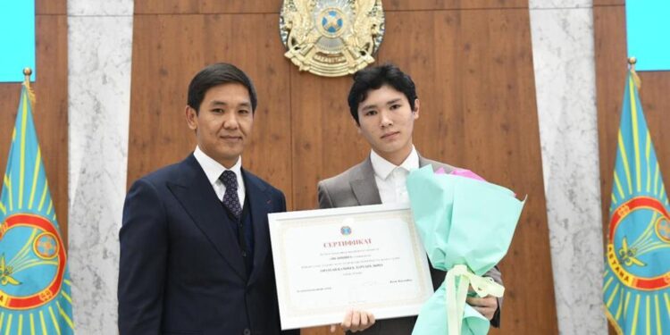 Мыңнан аса грант: Астанада мектеп түлектері ЖОО-да тегін оқу бойынша сертификат алды