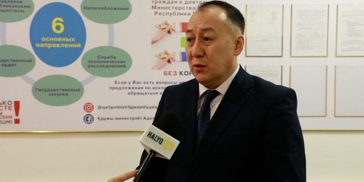 «Сталин заманынан қалған уақытпен әлі жүрміз»: Қазақстан неге бірыңғай уақыт белдеуіне көшкісі келеді?