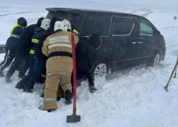 Бір тәулік ішінде жолда қалып қойған 800-ден астам адам құтқарылды