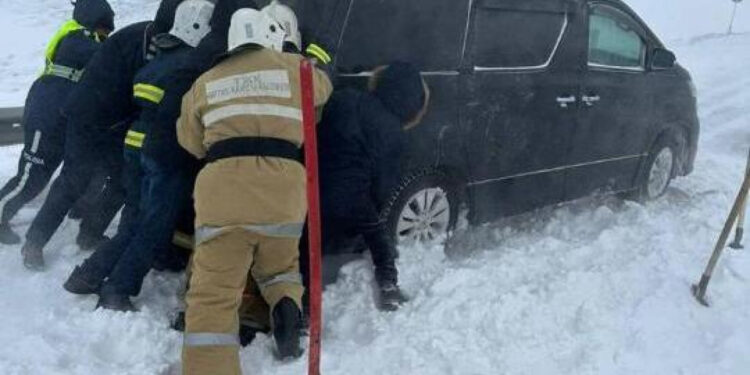 Бір тәулік ішінде жолда қалып қойған 800-ден астам адам құтқарылды