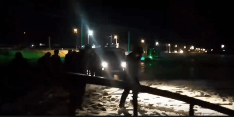 Ақтөбе облысында шетелдіктер мінген автобус аударылып қалды