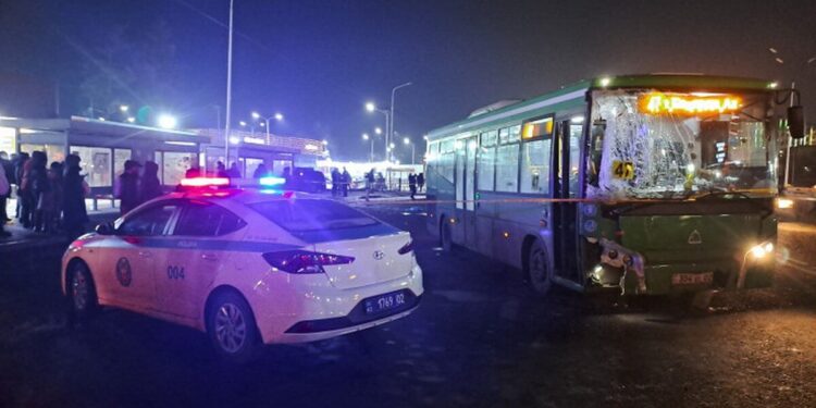 «2 баласы бар жалғызбасты ана»: Алматыда адамдарды қағып кеткен автобус жүргізушісі жайлы әкесі айтып берді