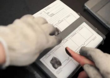 Қазақстандықтар саусақ ізін тапсыруға міндеттелмейді: Сенат заңды мақұлдады