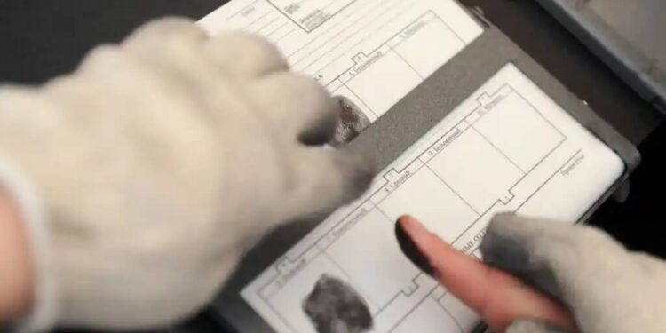 Қазақстандықтар саусақ ізін тапсыруға міндеттелмейді: Сенат заңды мақұлдады