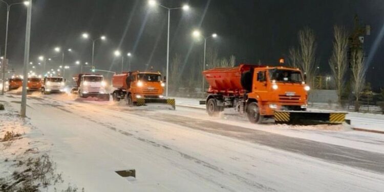 2300-ден астам жұмысшы және 1400-ге жуық арнайы техника: қыста Астанада коммуналдық қызметтер қалай жұмыс істеп жатыр