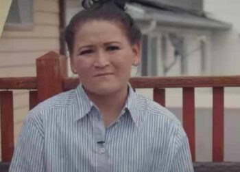 «Тірідей тозаққа түстім»: шетелдік ерлі-зайыпты асырап алған қазақ қызы өз ата-анасын іздейді