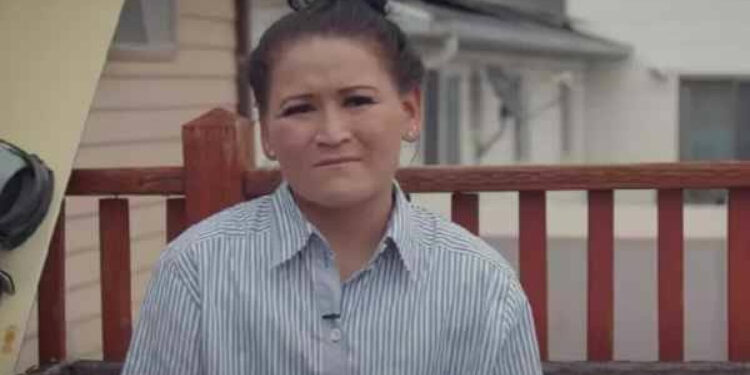 «Тірідей тозаққа түстім»: шетелдік ерлі-зайыпты асырап алған қазақ қызы өз ата-анасын іздейді