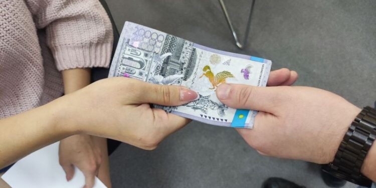 Жамбыл облысында аудандық полиция бөлімінің тергеушісі пара алды деген күдікке ілінді