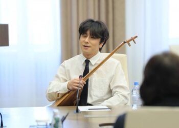 Қазақ әндерін өз тілінде шырқайтын кореялық әншіге Ақтөбеден ұсыныс түсті (ВИДЕО)