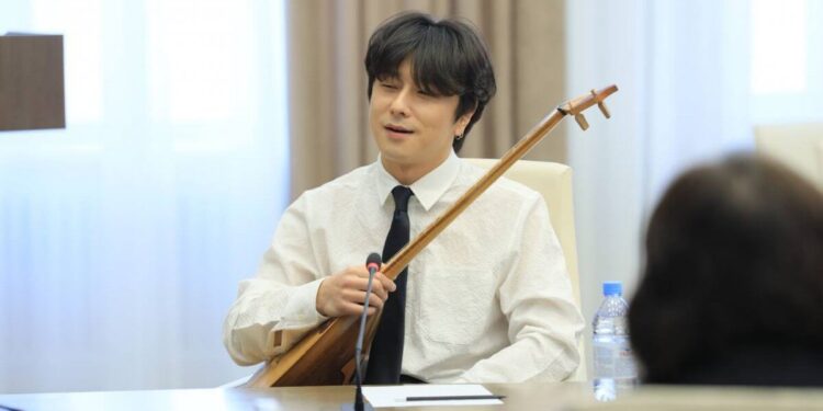 Қазақ әндерін өз тілінде шырқайтын кореялық әншіге Ақтөбеден ұсыныс түсті (ВИДЕО)