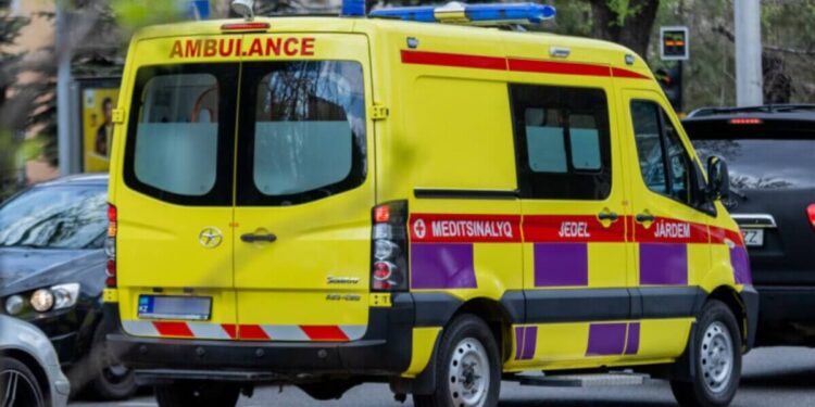 Екібастұзда аяғы ауыр әйел көпқабатты үйден құлап кетті