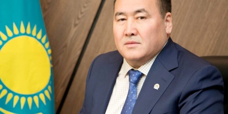 Атыраудың бұрынғы әкімі тергеу изоляторынан үйіне шығарылды