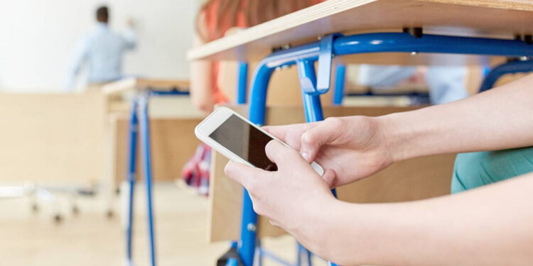 Сенат оқушыларға сабақ үстінде телефон пайдалануға тыйым салатын заңды мақұлдады