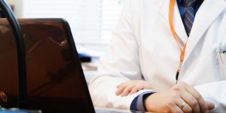 Емхана ұжымы ер адамға көмек көрсетуден бас тартқан