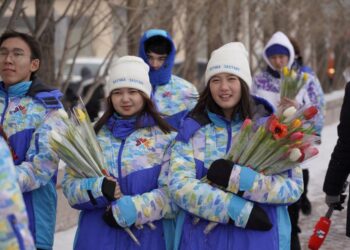 Елордалық еріктілер әйелдерге 1000-нан аса қызғалдақ сыйлайды (видео)