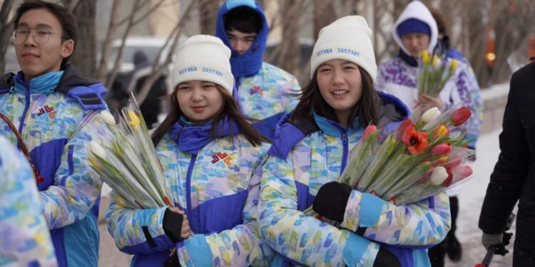 Елордалық еріктілер әйелдерге 1000-нан аса қызғалдақ сыйлайды (видео)