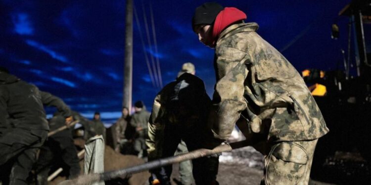 Елордалық еріктілер мен коммуналдық қызмет мамандары Ақмола облысындағы су тасқынына қарсы күресте көмектесуде