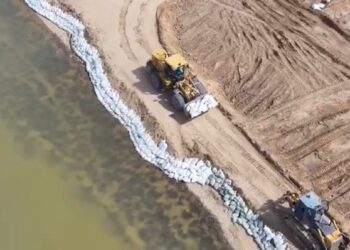 ҚазМұнайГаз еншілес ұйымы Атырауда бес шақырым ұзындыққа бөгет салып жатыр