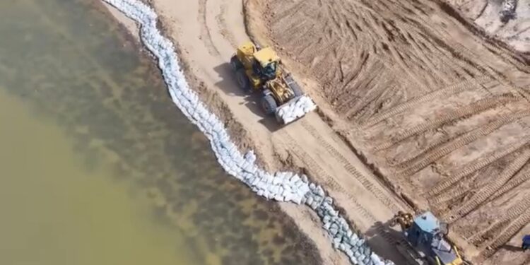 ҚазМұнайГаз еншілес ұйымы Атырауда бес шақырым ұзындыққа бөгет салып жатыр