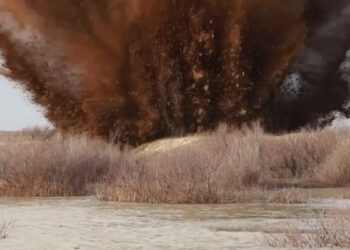 Атырау облысының әкімдігі жасанды бөгеттерді жарып жатыр (ВИДЕО)