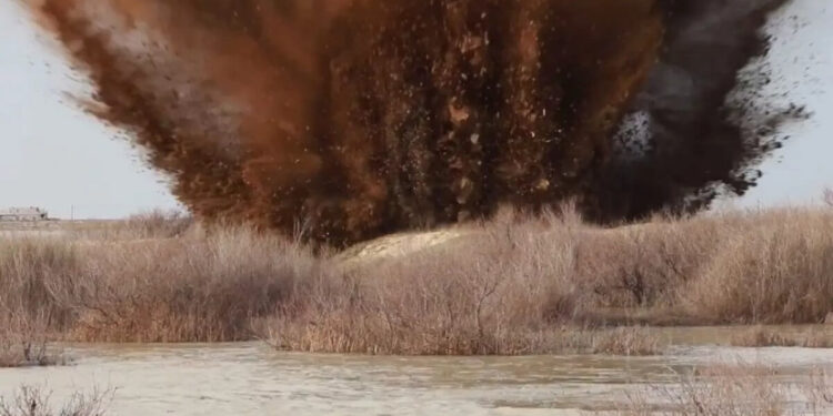 Атырау облысының әкімдігі жасанды бөгеттерді жарып жатыр (ВИДЕО)