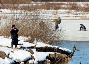 ШҚО-дағы көлде екі балықшы мұз астына түсіп кетті