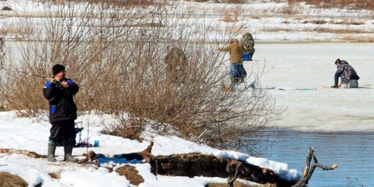 ШҚО-дағы көлде екі балықшы мұз астына түсіп кетті