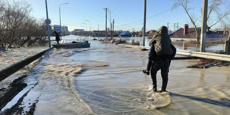 Су басқан аймақта соқырішекпен ауырған бала құтқарылды (ВИДЕО)