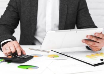 Шымкентте алаяқтық жасаған нотариус сотталды