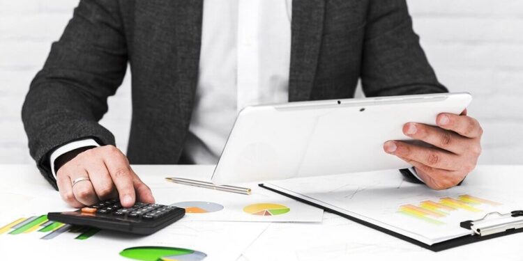 Шымкентте алаяқтық жасаған нотариус сотталды