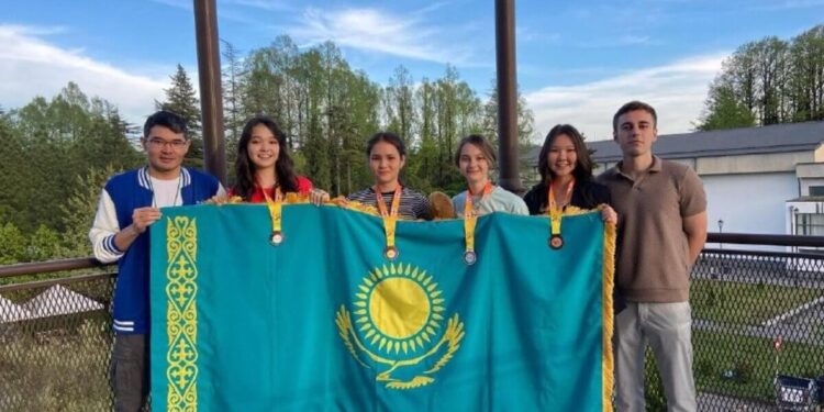 Қазақстандық оқушылар халықаралық олимпиадада төрт медаль жеңіп алды