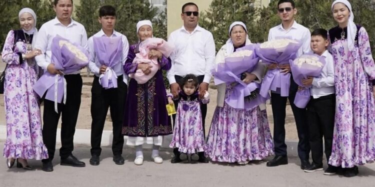 Екі келіні бар ене 23 жыл күткен қызын дүниеге әкелді (ВИДЕО)