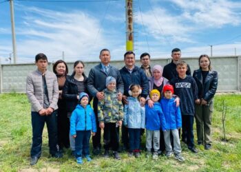 Жамбыл облысында көпұлтты Оспановтар отбасы ауласына жеміс ағаштарын отырғызды