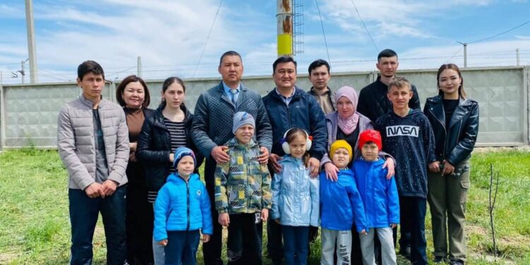 Жамбыл облысында көпұлтты Оспановтар отбасы ауласына жеміс ағаштарын отырғызды