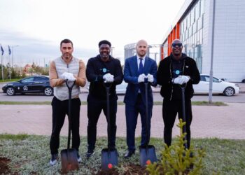 Астанада аты аңызға айналған футболшылар «Таза Қазақстан» экологиялық акциясына қатысты