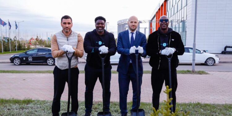 Астанада аты аңызға айналған футболшылар «Таза Қазақстан» экологиялық акциясына қатысты