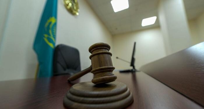 «Күйеу баласынан 20 млн теңге бопсалаған»: белгілі экономистің қайын атасы 7 жылға сотталды