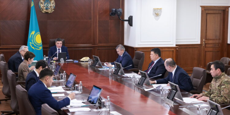 Олжас Бектенов су тасқынынан зардап шеккен азаматтарға біржолғы өтемақы төлеуді осы аптаның соңына дейін аяқтауды тапсырды