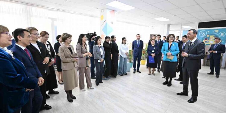 Сенат депутаттары кітапхананы аралады