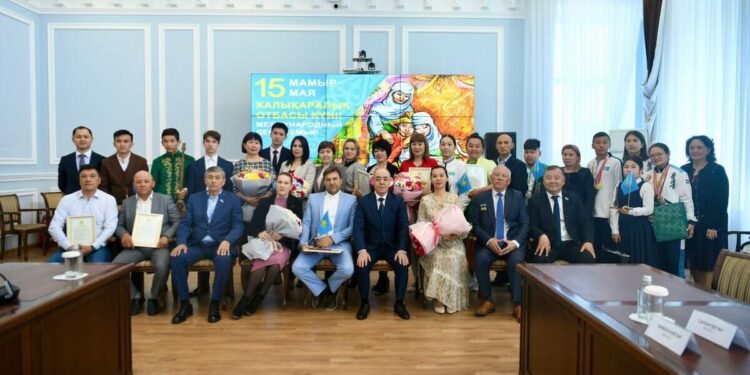 БҚО әкімі жарыс жеңімпаздары мен ата-аналарды отбасы күнімен құттықтады