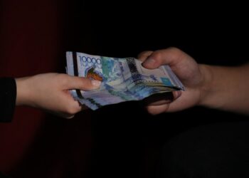 Мемлекеттік бағдарламадан ұрланған 105 млн теңгеге қымбат үйлер алған шенеунік сотталды