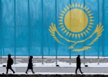 Туды ілудің тәртібі: Мемлекеттік рәміздерді қорлағандар қалай жазаланады?