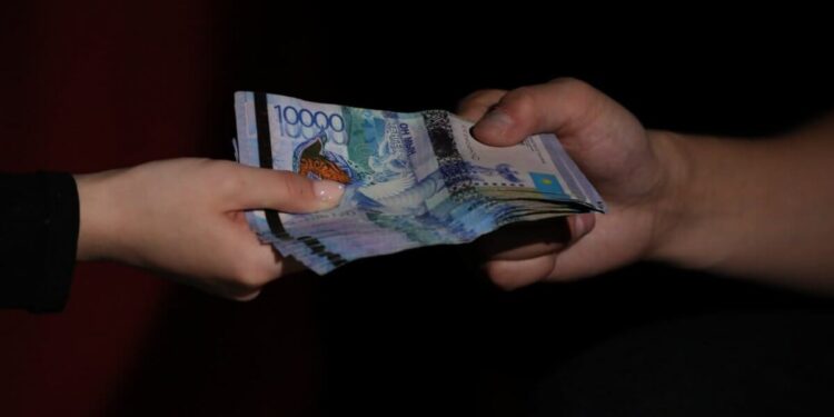 ҰҚК «қызметкері» 6 млн теңге пара алып жатқан жерінде ұсталды