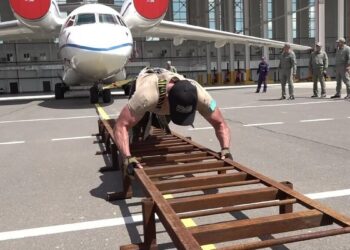 Астана тұрғыны 30 тонналық ұшақты орнынан қозғап, рекорд жаңартты (ВИДЕО)