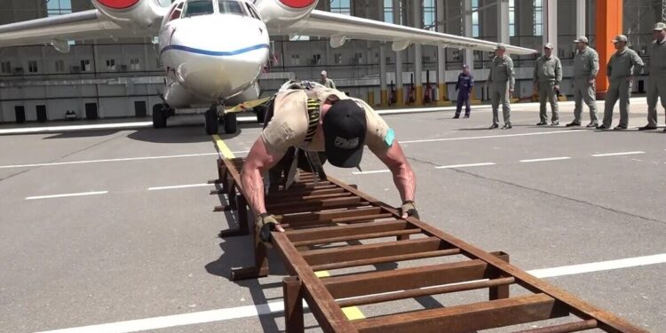 Астана тұрғыны 30 тонналық ұшақты орнынан қозғап, рекорд жаңартты (ВИДЕО)