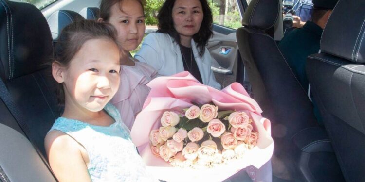 ІІМ-де қаза тапқан полицейдің отбасына автокөлік табыс етілді (ВИДЕО)