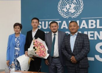 Министр ҰБТ-дан ең жоғары 140 балл жинаған түлекті құттықтады