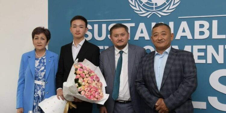 Министр ҰБТ-дан ең жоғары 140 балл жинаған түлекті құттықтады