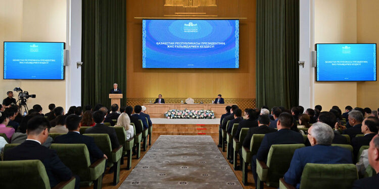 Глава государства встретился с молодыми учеными в здании Национальной академии наук